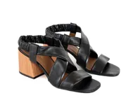 Sandalias negras de cuero con tiras cruzadas acolchadas, talón elástico fruncido, tacón ancho de madera de 6 cm, punta cuadrada y suela de cuero natural.