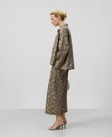Pantalón culotte de poliéster con estampado animal print, pierna recta y largo sobre el tobillo.