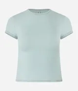 Blusa blanca de poliamida con cuello redondo y mangas cortas.