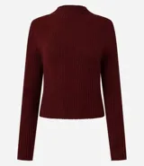 Blusa marrón de punto con cuello alto y manga larga.
