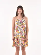 Vestido corto con estampado de hojas en tonos rosa, amarillo, verde y blanco.