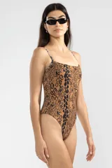 Traje de baño enterizo color marrón con estampado animal print de jaguar en negro, breteles finos y escote cuadrado.