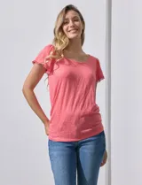 Remera azul de modal, marca French Loundry. Manga corta con detalle de puntilla.