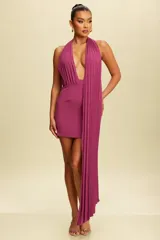 Minivestido blanco con escote halter y chal largo drapeado.