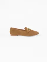 Mocasín de suede color tostado, con hebilla decorativa y suela cómoda.