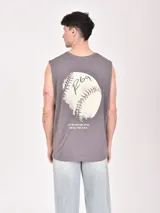 Musculosa negra con cuello redondo y sisas amplias.