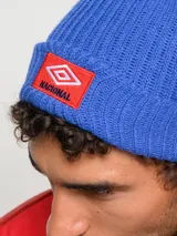 Gorro de lana azul con el escudo del Club Nacional de Football bordado en el frente.