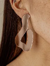Aros colgantes con forma abstracta, color cobre, hechos de acrílico.
