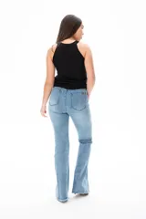 Pantalón de jean celeste de corte acampanado.