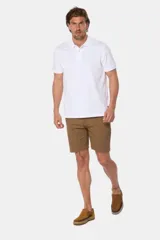 Bermuda color marrón confeccionada en algodón y spandex, con bolsillos laterales y traseros.