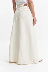 Pantalón jean oxford de tiro alto color crudo, de corte ajustado en la cadera y amplio desde la rodilla.