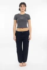 Remera corta gris con logo ovalado estampado en el centro.