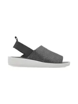 Sandalia gris con textura, faja ancha, suela blanca estilo sporty y elástico trasero.