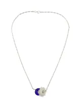 Collar plateado con cadena de eslabones rectangulares y dos dijes en forma de dona: uno de vidrio azul y otro de vidrio blanco con textura.
