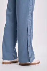 Pantalón deportivo azul con efecto lavado y corte ancho.