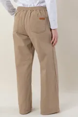 Pantalón de pana verde militar, de corte recto y tiro alto, con bolsillos laterales y traseros, y elástico en la cintura trasera.