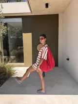 Bolso deportivo tipo duffel bag de nylon color negro, con asas de mano y correa ajustable para hombro. Diseño simple y funcional.