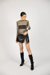 Top de red transparente con brillos iridiscentes, mangas largas y cuello redondo.
