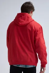 Canguro deportivo rojo con capucha y bolsillo tipo canguro, corte oversize.