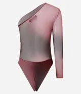 Body de tule con estampa abstracta en tonos rosados y negros, con un hombro descubierto, manga larga y drapeados laterales.