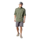 Camisa de manga larga color verde oliva, marca Columbia, modelo Tamiami II. Confeccionada en tejido ripstop con tecnología Omni-Wick de secado rápido y Omni-Shade UPF 40 de protección solar. Cuenta con cuello abotonado, dos bolsillos frontales con cierre de velcro, mangas enrollables con trabilla, aberturas de ventilación en la espalda y soporte para caña de pescar.