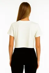 Remera corta blanca con estampado de la palabra 'elixir' en rojo, dos fresas y la palabra 'fresh' en rojo.