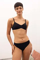 Bombacha vedetina negra de lycra ECO CO₂® con faja que acompaña sin marcar.