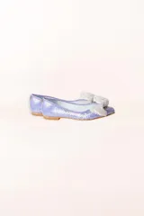 Bailarinas color malva con lentejuelas y lazo de tul plateado desflecado. Incluyen plantilla intercambiable de lana y piel.
