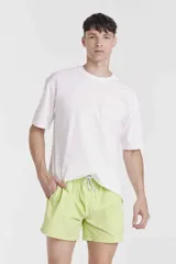 Remera azul de corte clásico y mangas cortas.