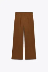 Pantalón marrón de tiro alto con cintura elástica, bolsillos delanteros y detalle de banda lateral blanca a contraste.