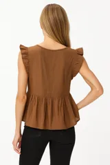 Blusa marrón de viscosa con cuello redondo con lazo, corte holgado y volados en los hombros.