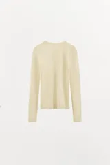 Camiseta negra de manga larga con cuello redondo y cierre frontal con botones.