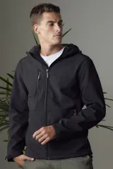 Campera negra de neopreno con interior de micropolar y capucha. Tiene bolsillos delanteros y en el pecho con cierre metálico personalizado.