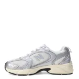 Championes New Balance 530, color plateado y blanco, con capellada de malla y superposiciones de cuero sintético.