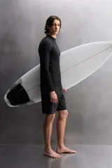 Camiseta de surf compresiva slim fit confeccionada en tejido técnico muy elástico y ligero. Con factor de protección ultravioleta 40+, cuello subido, manga larga, costuras planas y acabados combinados a contraste.