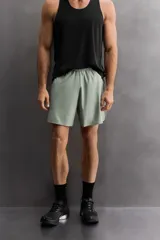 Shorts deportivos color verde claro confeccionados en tejido técnico ligero y elástico. Cuentan con cintura elástica ajustable con cordón interior, bolsillos frontales, bolsillo trasero de seguridad con cierre de cremallera, bajo con acabado termofijado y aberturas laterales. Detalle de logo estampado en la pierna. Largo interior de pierna: 17 cm. Tejido Quick Dry nivel 2. Zara Athleticz.