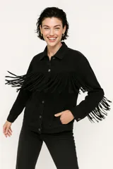 Chaqueta de jean negra con corte relaxed, cuello camisero, cierre frontal con botones, bolsillos laterales y detalle de flecos en el canesú.