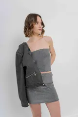 Chaqueta tipo biker de cuero ecológico (PU) color marrón con acabado desgastado, cuello Mao con broches metálicos, cierre frontal y bolsillos con cremallera.