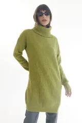 Vestido sweater largo de punto color verde oliva, con cuello alto y mangas largas.