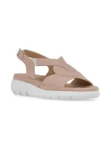 Sandalias de cuero color gris claro con tiras cruzadas y elástico. Suela de plataforma blanca.