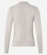 Blusa de manga larga, color beige claro con brillo sutil, tejido acanalado y cuello polo con escote en V.