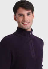 Sweater de punto negro con medio cierre y cuello alto, diseñado para ofrecer comodidad y calidez.