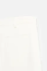 Pantalón chino negro slim fit confeccionado en tejido técnico de secado rápido. Cuenta con bolsillos frontales y traseros de vivo. Cierre frontal con cremallera y botón.