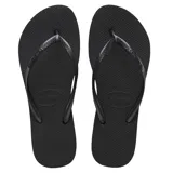 Ojotas Havaianas modelo Slim, color beige con tiras finas metálicas color oro rosado. La suela es texturizada con patrón de arroz.