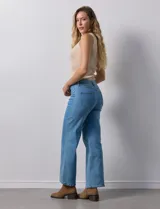 Jean de pierna ancha color celeste, marca Angels of Difference. Pretina con pasadores, botón y cierre. Delantera y trasera con bolsillos.