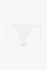 Braguita de bikini blanca de tiro medio, con cintura ajustable con lazos laterales. Presenta un volante frontal y un lazo negro en el centro.