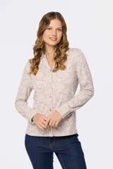 Camisa de manga larga color crema con estampado floral en tonos rosados y celestes, confeccionada en tejido jersey suave al tacto.