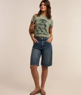 Remera verde con cuello redondo y mangas cortas. Estampa frontal con dibujo de setas y texto "Together we grow everyday".