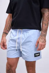 Short de baño azul petróleo con cintura elástica ajustable con cordón.