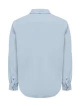 Camisa celeste de manga larga con cuello camisero, abotonadura parcial y logo bordado en el pecho.